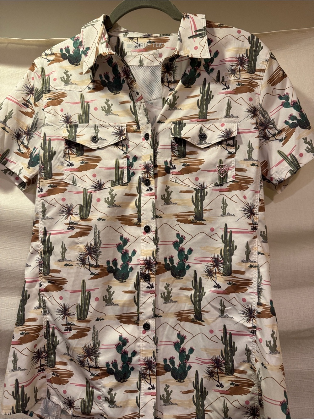 Ariat Women’s Button Down Ariat Tek Shirt in Cream with Green Cactus Print Sz S - Picture 2 of 6